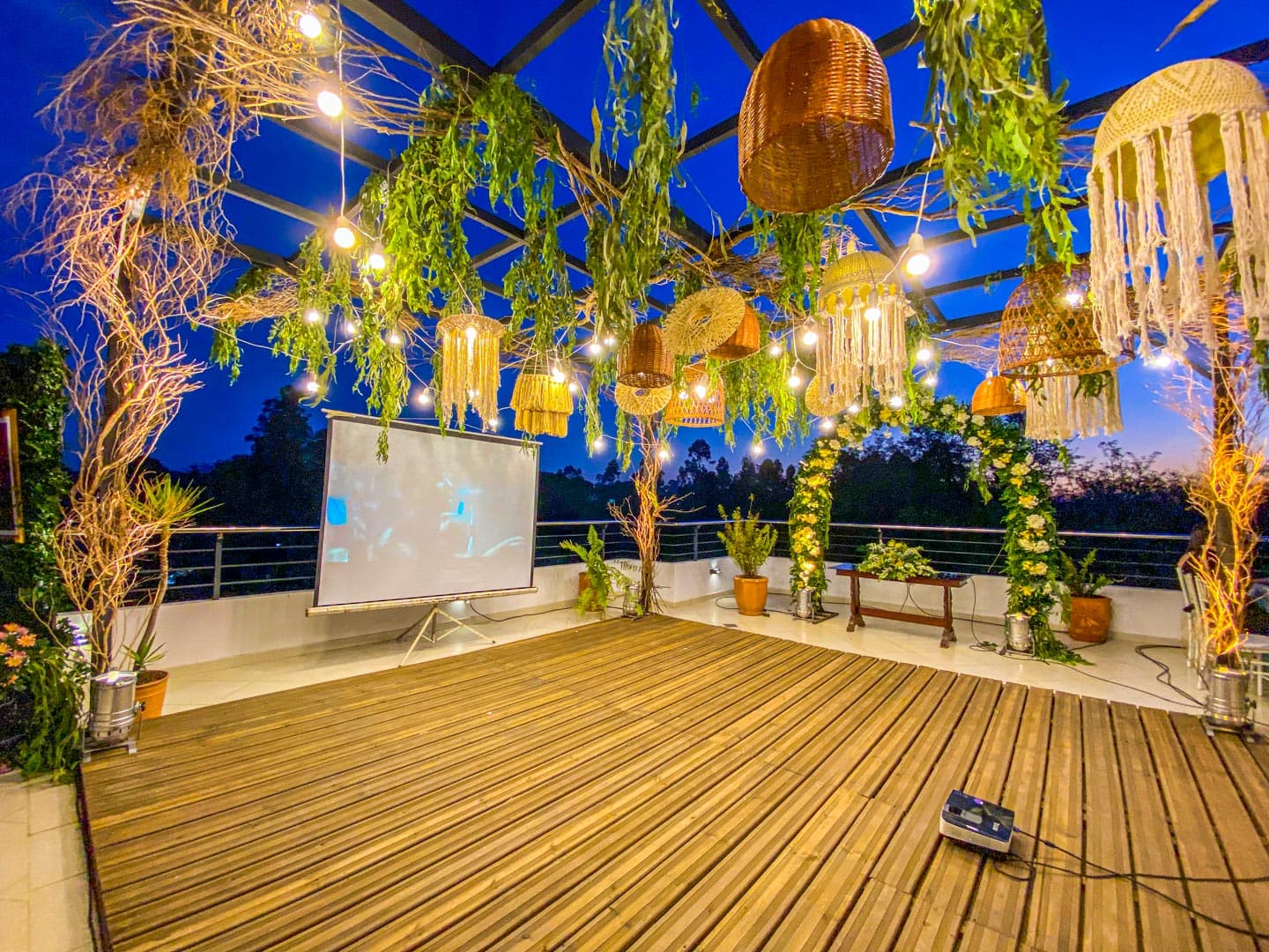 Terraza del Lago de noche