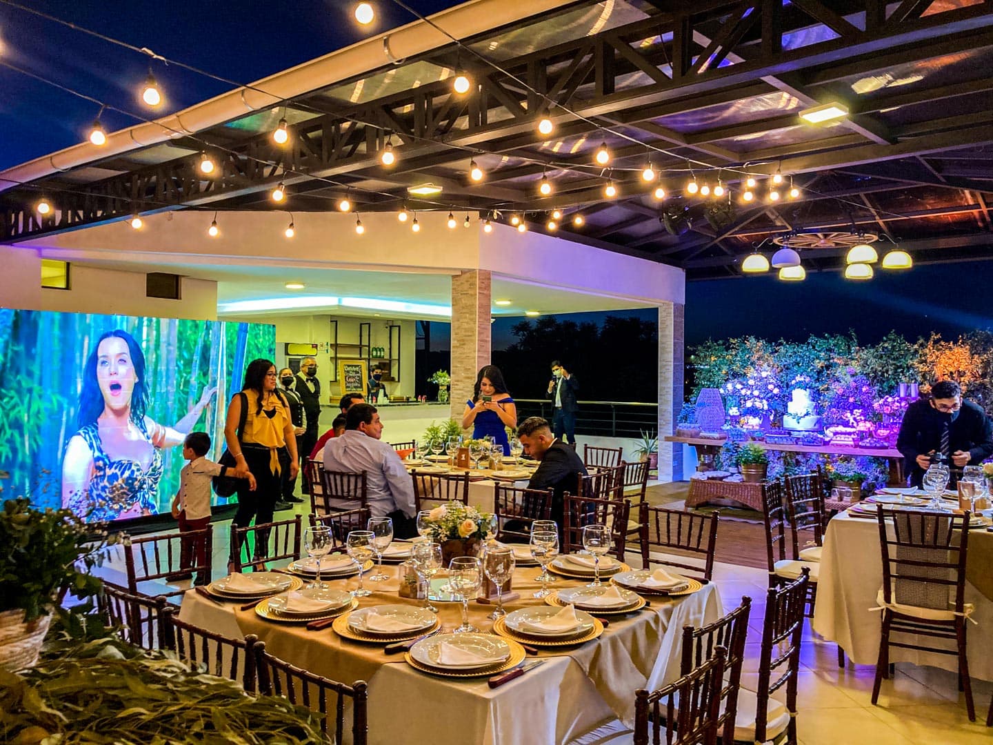 Terraza del Lago de noche con mesas